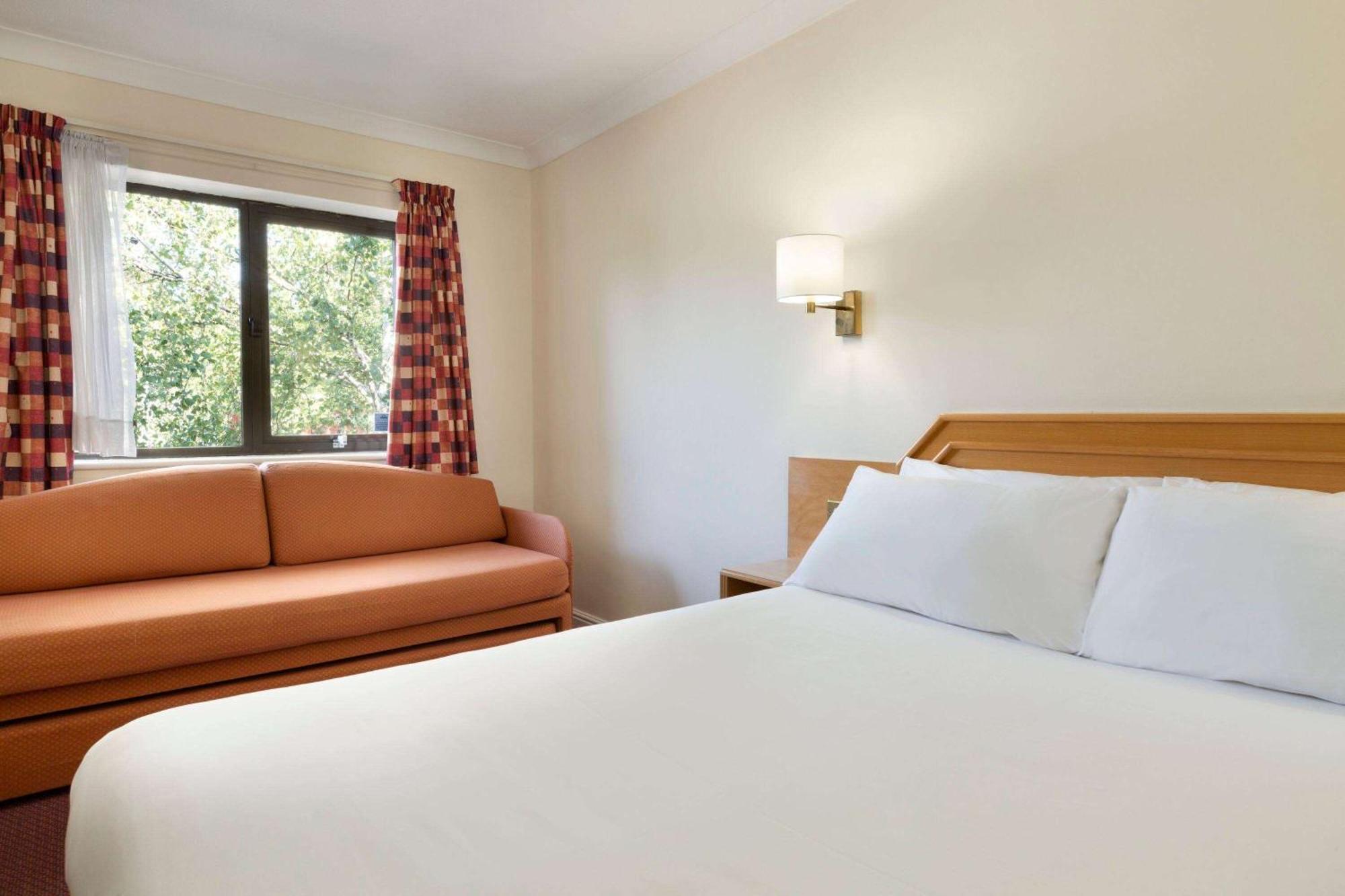 Days Inn Southampton Rownhams Chilworth  Exterior photo